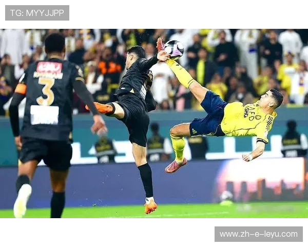 前锋倒钩+回旋球共同铸就绝美进球载入史册